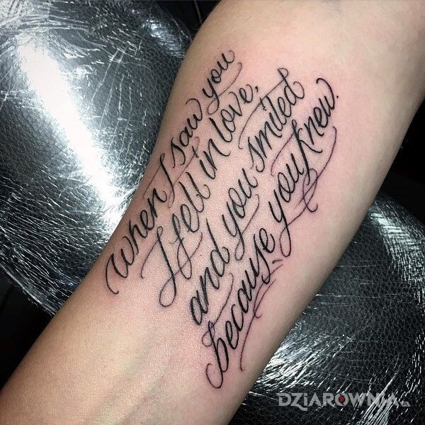 Tatuaż cytat o zakochaniu w motywie napisy i stylu kaligrafia na ręce