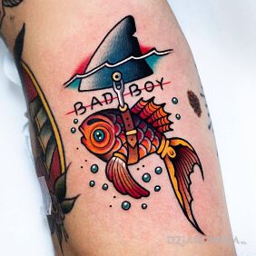 Tatuaż Bad Boy na przedramieniu motyw: zwierzęta styl: newschool