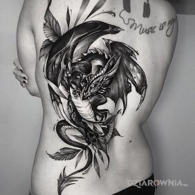 Tatuaż Czarny smok na plecach motyw: smoki styl: graficzne / ilustracyjne