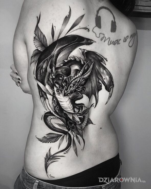 Tatuaż czarny smok w motywie smoki i stylu graficzne / ilustracyjne na plecach