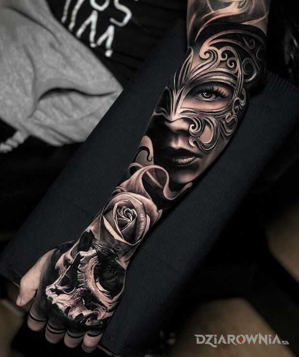 Tatuaż kobieta w masce w motywie twarze i stylu realistyczne na dłoni