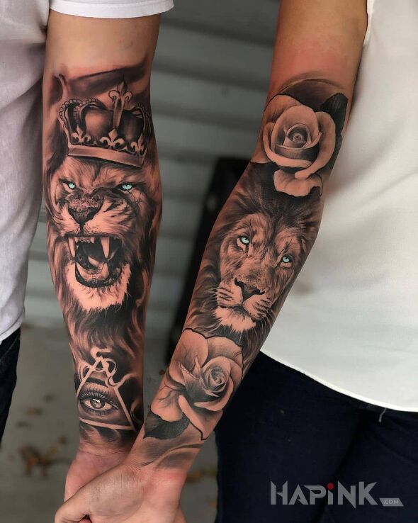 Tattoo Spokojny i rozłoszczony lew in flowers motif and realistic style on the forearm