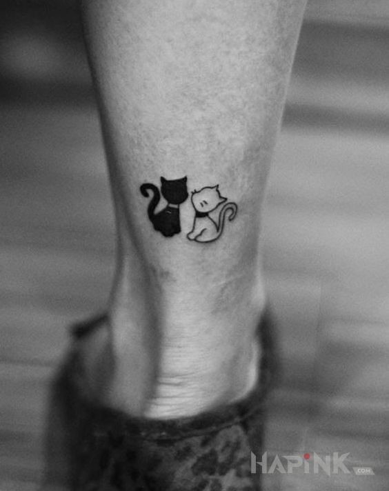 Tattoo Czarny i biały kot in black and gray motif and graphic / illustrative style near the ankle