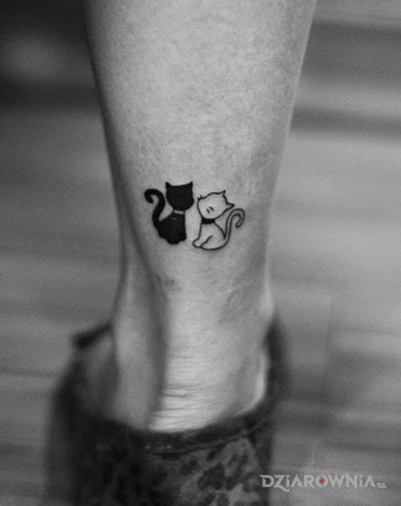 Tatuaż czarny i biały kot w motywie zwierzęta i stylu minimalistyczne przy kostce