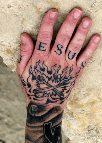 Tatuaż tattoo w motywie napisy na dłoni