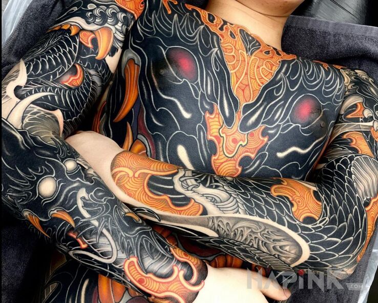 Tattoo Droga smoka in colorful motif and japanese / irezumi style on the upper arm