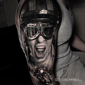 Tatuaż Szaleństwo na motorze na ramieniu motyw: 3D styl: realistyczne