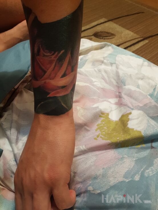 Tattoo Początek rękawa in flowers motif and realistic style On the arm
