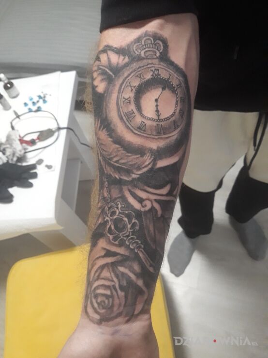 Tatuaż zegar w motywie czarno-szare i stylu realistyczne na ręce