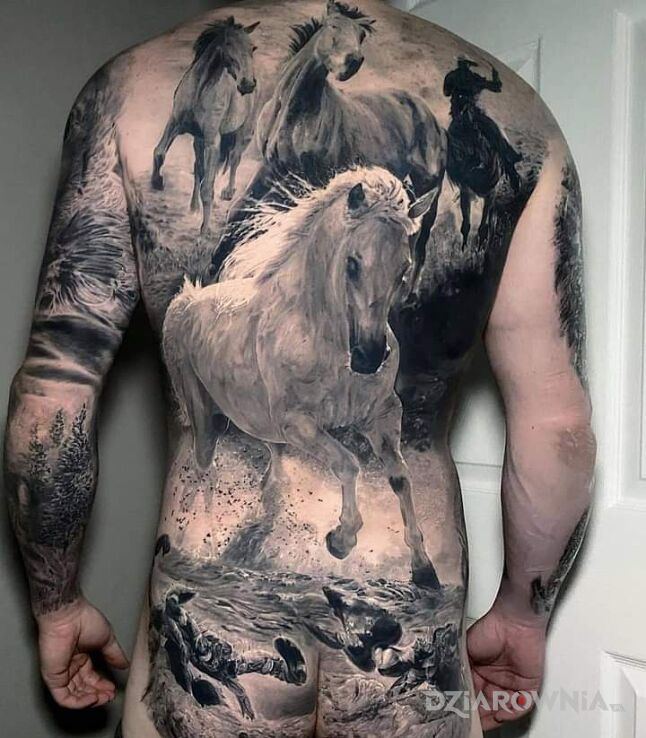 Tatuaż konie w galopie w motywie 3D i stylu realistyczne na plecach
