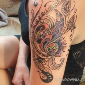 Tatuaż Nakladany na stary tatuaz na ramieniu motyw: kwiaty