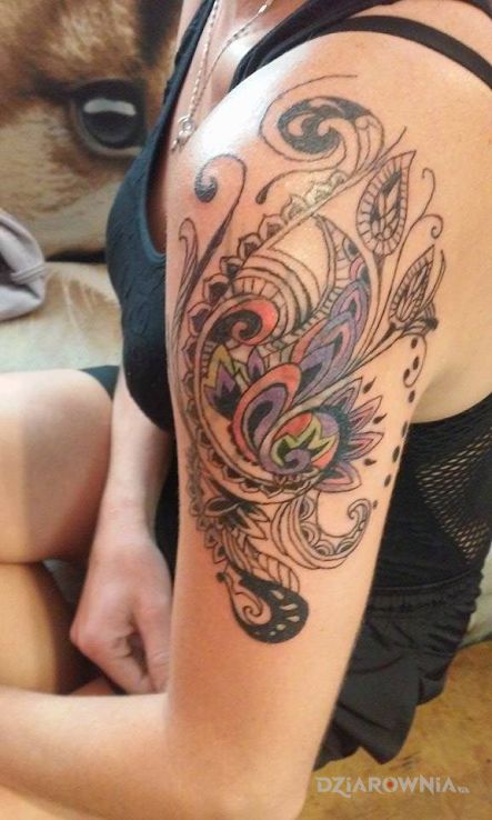 Tatuaż nakladany na stary tatuaz w motywie cover up na ramieniu