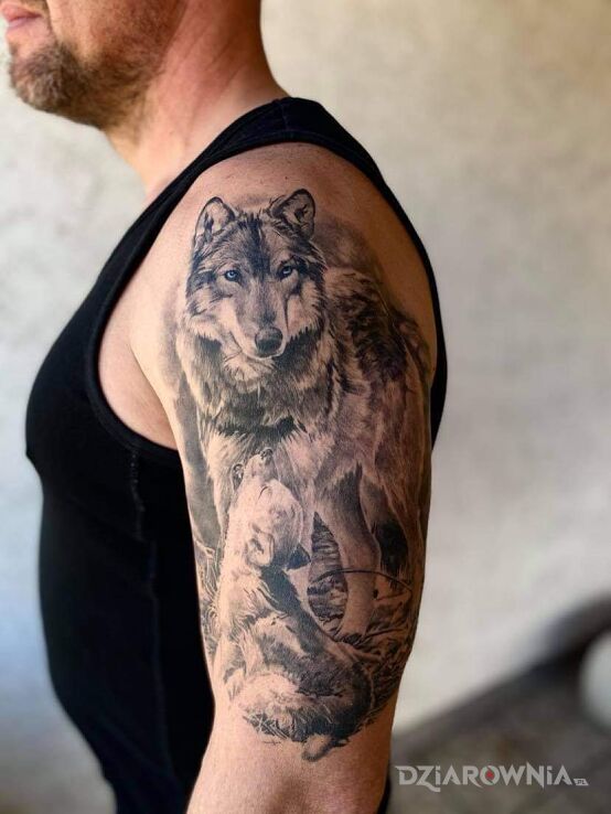 Tatuaż wilk w motywie zwierzęta na ramieniu