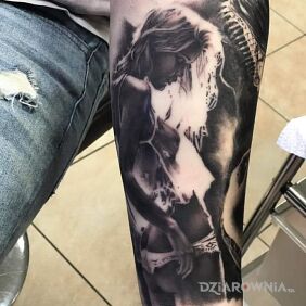 Tatuaż Kobieta na ręce motyw: czarno-szare styl: realistyczne
