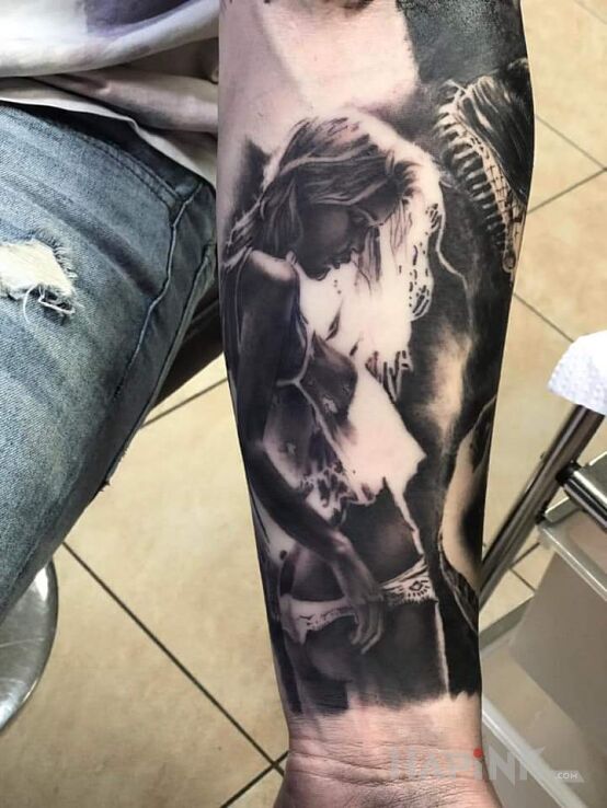 Tattoo Kobieta in black and gray motif and realistic style On the arm