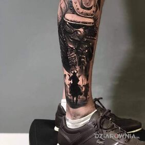 Tatuaż Japońskie na łydce motyw: czarno-szare styl: realistyczne