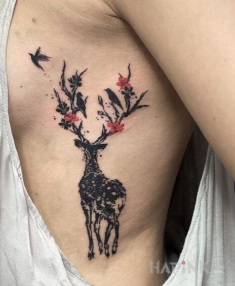 Tattoo Jelen z ciekawymi rogami in animals motif and graphic / illustrative style on the ribs