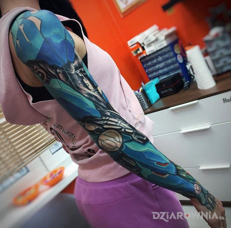 Tatuaż biomechaniczny rękaw w motywie rękawy na ramieniu