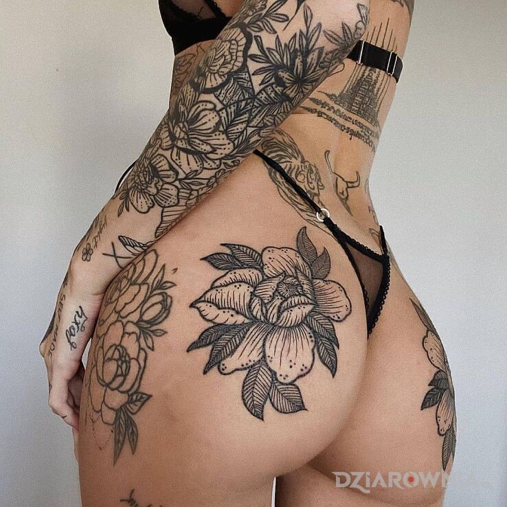 Tatuaż kwiat róży w motywie kwiaty i stylu graficzne / ilustracyjne na pośladkach