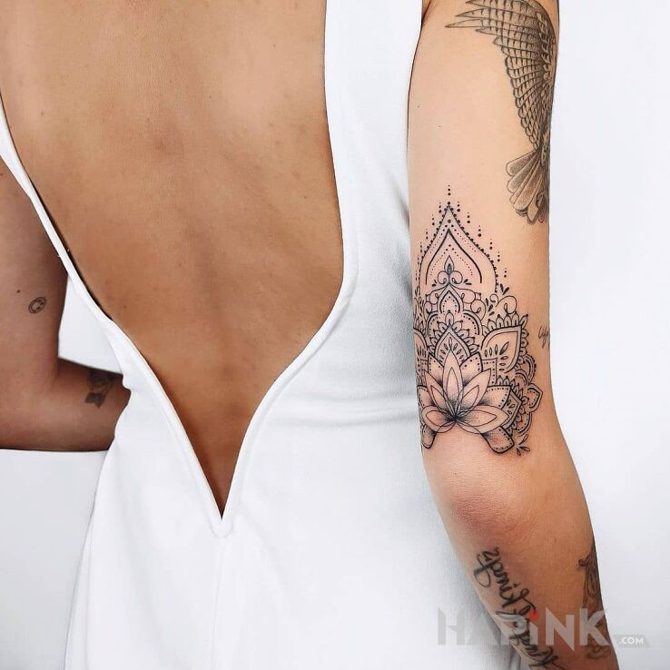 Tattoo Dobrze zaprojektowany kwiat lotosu in black and gray motif and contour / linework style On the arm