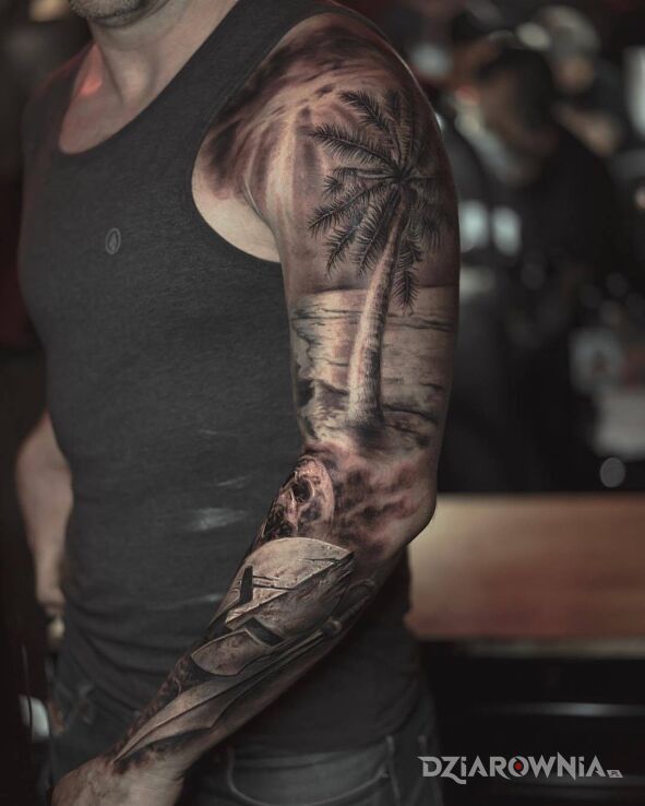 Tatuaż rynsztunek wojownika pod palmą w motywie rękawy i stylu realistyczne na ramieniu
