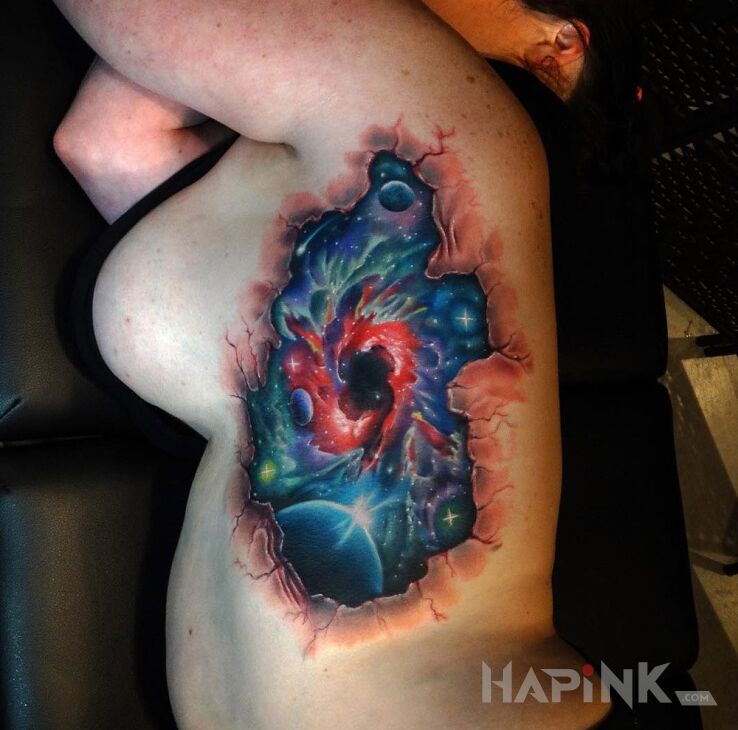 Tattoo Czarna dziura in 3D motif on the ribs