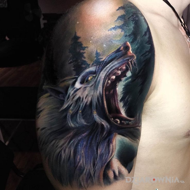 Tatuaż wilkołak w motywie zwierzęta na ramieniu