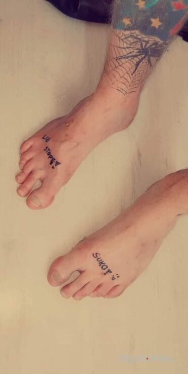 Tatuaż liż stopę w motywie criminal lettering i stylu oldschool na stopie