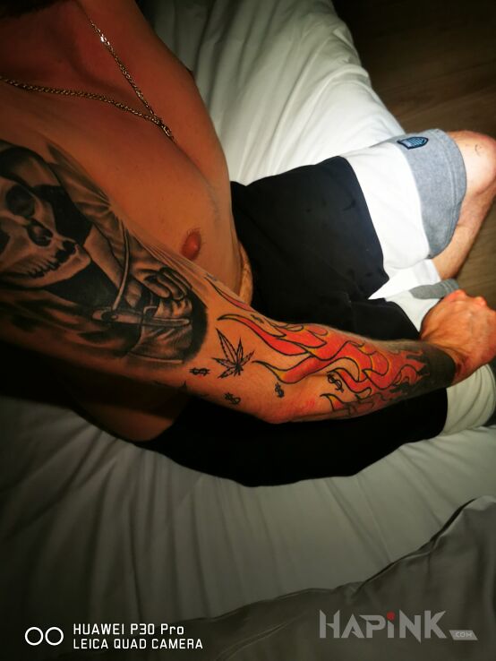 Tattoo Płomienie, spawanie in colorful motif and graphic / illustrative style on the upper arm
