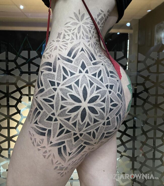 Tatuaż wykropkowane jak trza w motywie mandale i stylu dotwork na biodrze