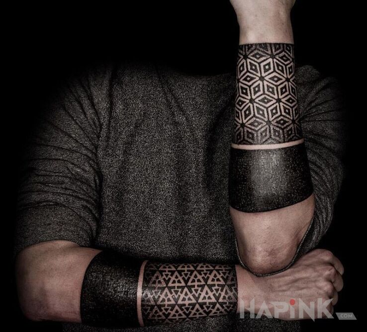 Tattoo Geometryczne wzorki in dotwork style on the forearm