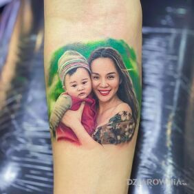 Tatuaż Matka z dzieckiem na ręce motyw: kolorowe styl: realistyczne