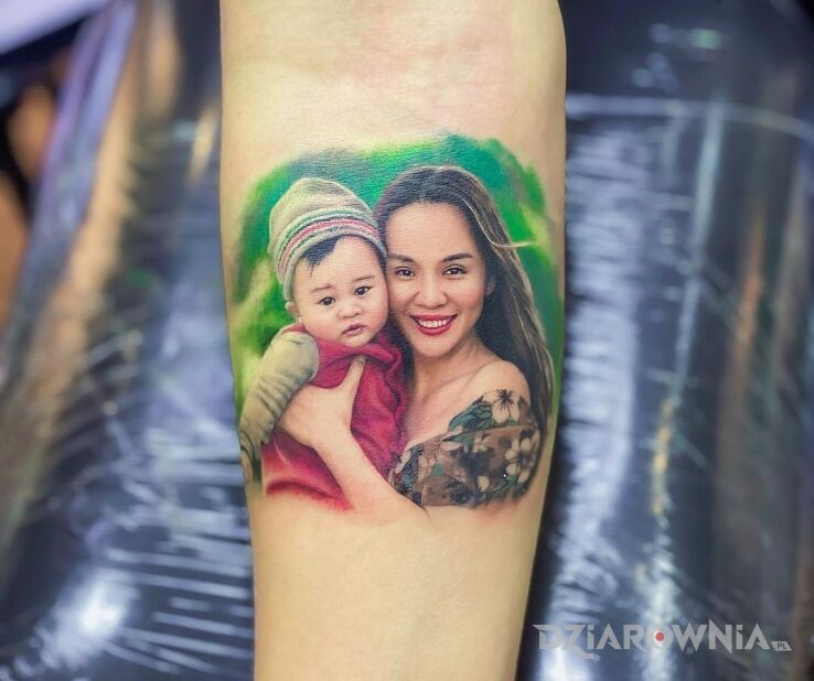 Tatuaż matka z dzieckiem w motywie kolorowe i stylu realistyczne na ręce