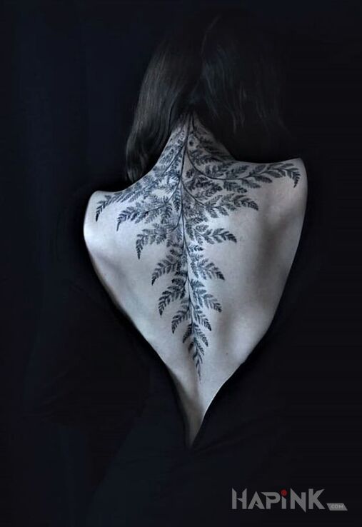 Tattoo Gałąź z licznymi liśćmi in floral motif and realistic style on the nape
