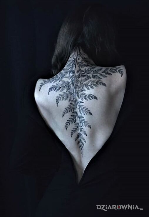 Tatuaż gałąź z licznymi liśćmi w motywie florystyczne i stylu realistyczne na plecach