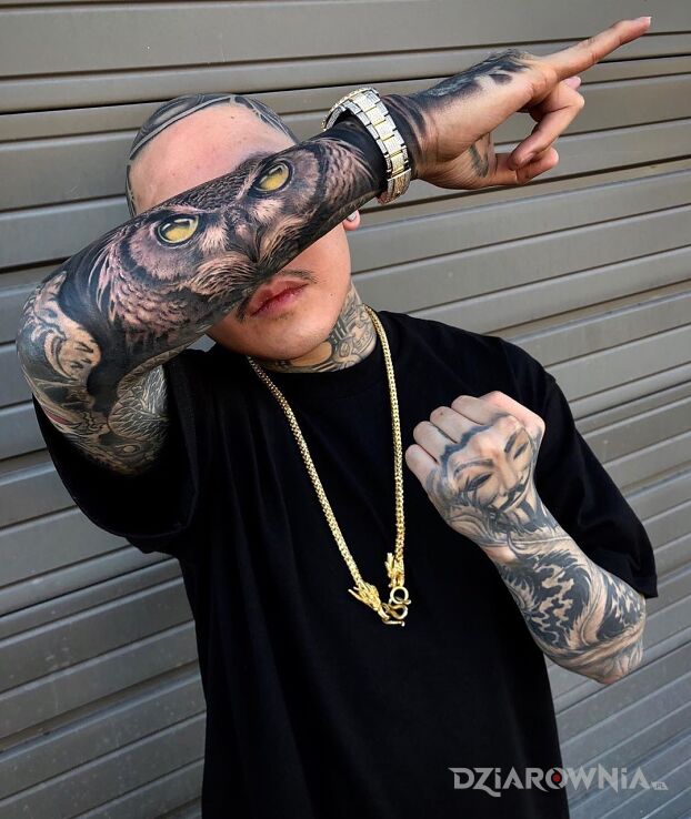 Tatuaż sowa men w motywie zwierzęta i stylu realistyczne na przedramieniu