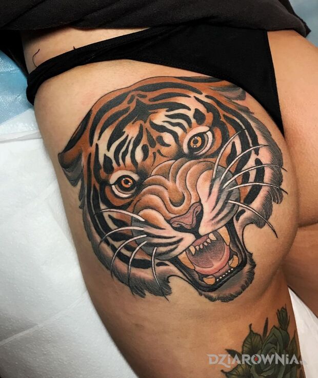 Tatuaż tygrys i jego kły w motywie zwierzęta i stylu neotradycyjne na pośladkach