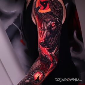 Tatuaż Pies z krukiem na ramieniu motyw: zwierzęta styl: realistyczne