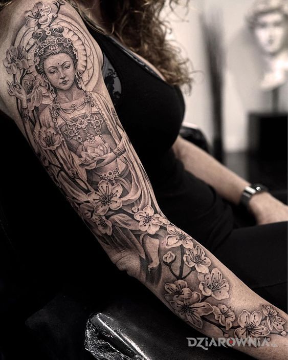 Tatuaż hinduska bogini w motywie kwiaty i stylu realistyczne na ramieniu
