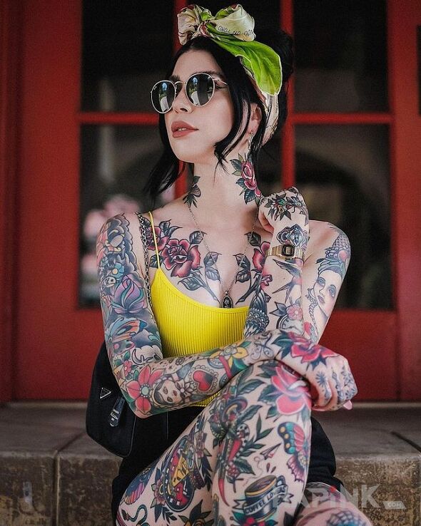 Tattoo Kolorowe dziarki fajnej laski in objects motif and graphic / illustrative style on the tibia