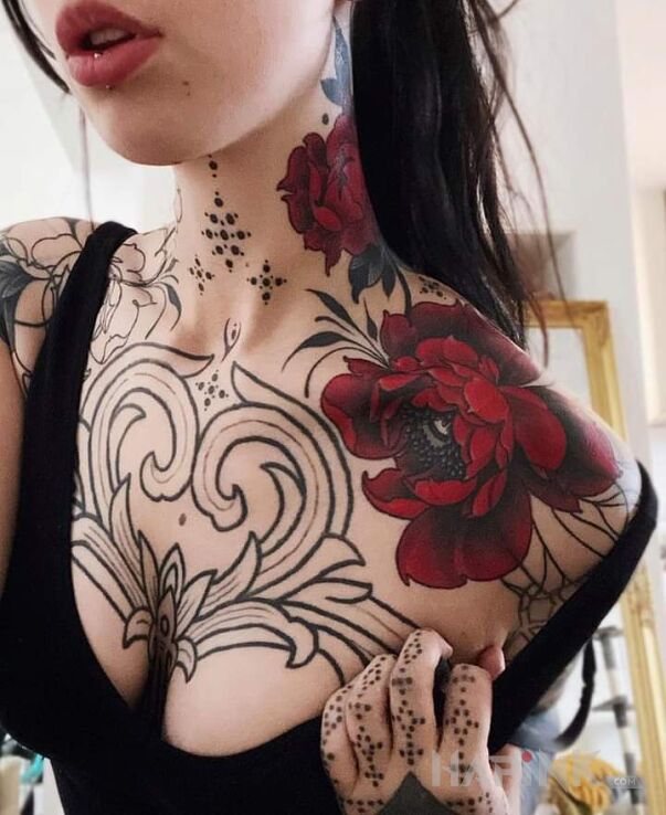 Tattoo Czerwony, prawie że krwisty kwiat ❤ in flowers motif and realistic style on the throat