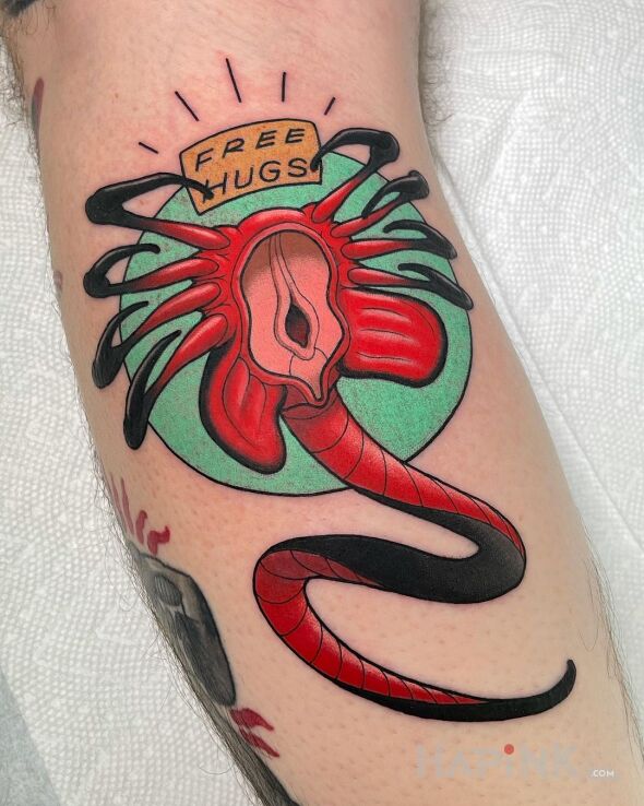 Tattoo Darmowe przytulasy in colorful motif and newschool style on the leg