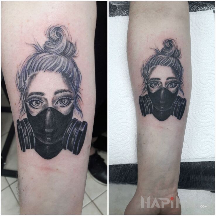 Tattoo Covidox - Kobieta in black and gray motif and realistic style on the forearm