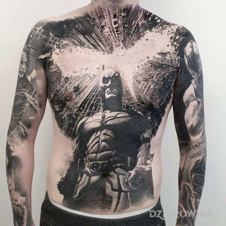 Tatuaż mroczny rycerz w swoim mieście w motywie 3D i stylu realistyczne na ręce