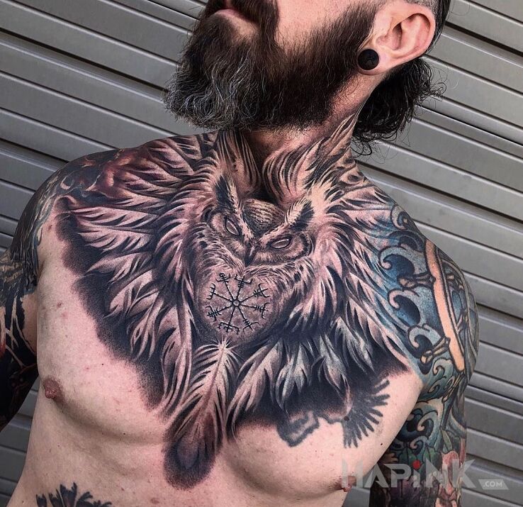 Tattoo Sowa ze skandynawskim kompasem in black and gray motif and realistic style on the collarbone