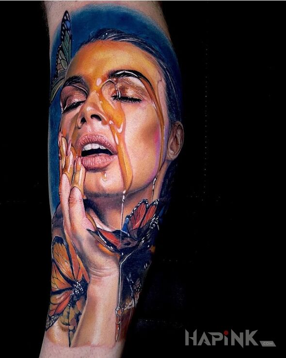 Tattoo Twarz oblana miodkiem in faces motif and realistic style on the forearm