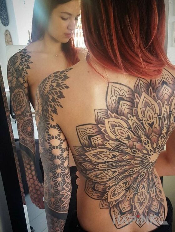 Tattoo Ogromna mandala in mandalas motif and geometric style on the upper arm