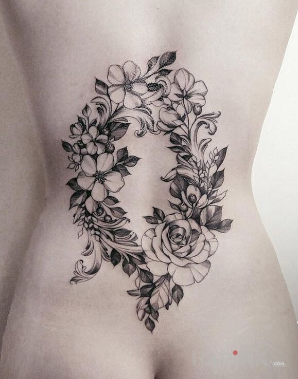 Tattoo Wianek na plecach in flowers motif on the back