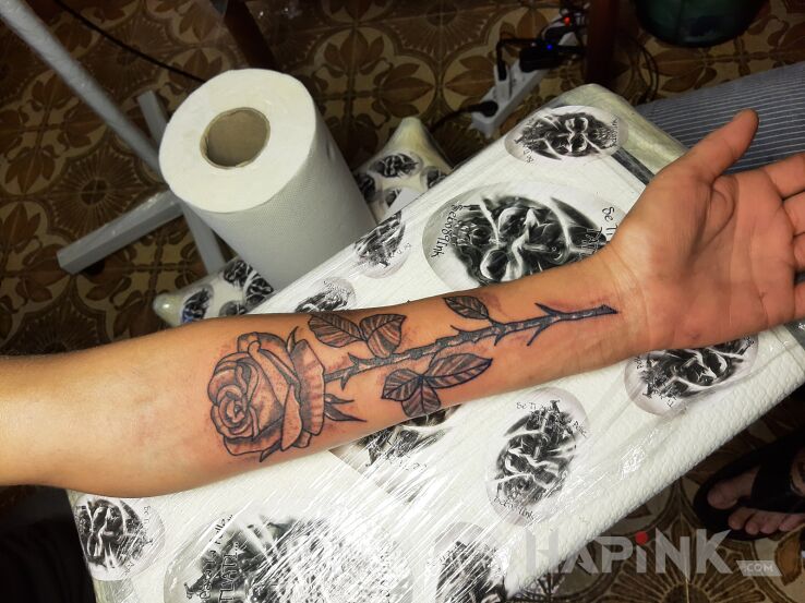 Tattoo Róża in black and gray motif and graphic / illustrative style on the forearm
