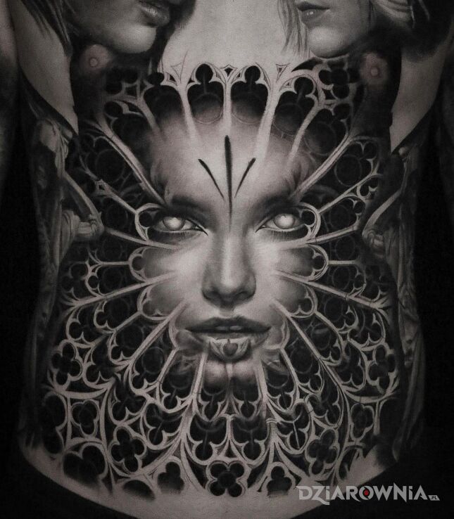 Tatuaż twarz w witrazu w motywie czarno-szare i stylu realistyczne na brzuchu